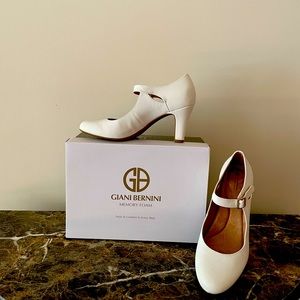 CLASSIC MARY JANE PUMP by GIANI BERNINI! Off-White, textured leather, 7.5M, FS.